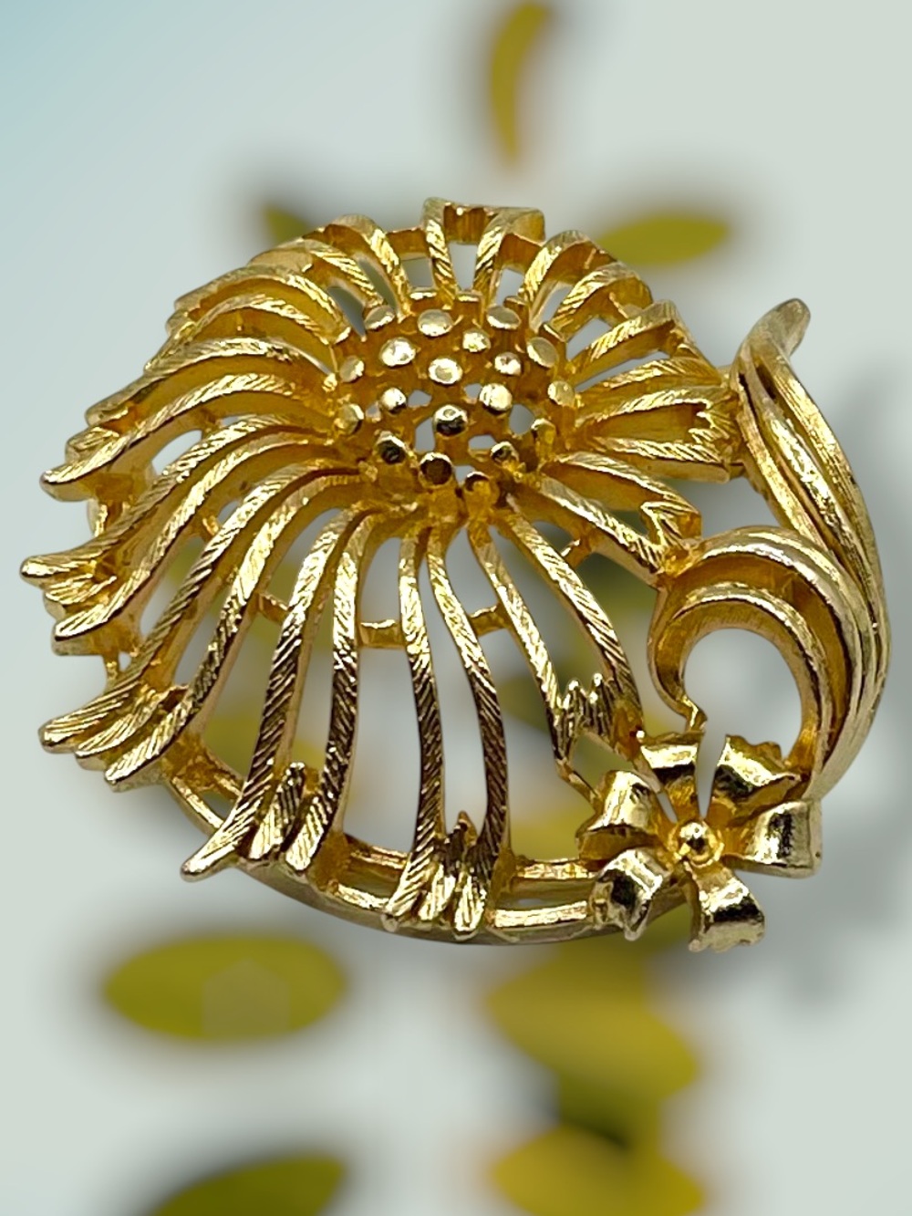 Beautiful Vintage Lisner Gold Tone Detailed Open Work Floral Brooch